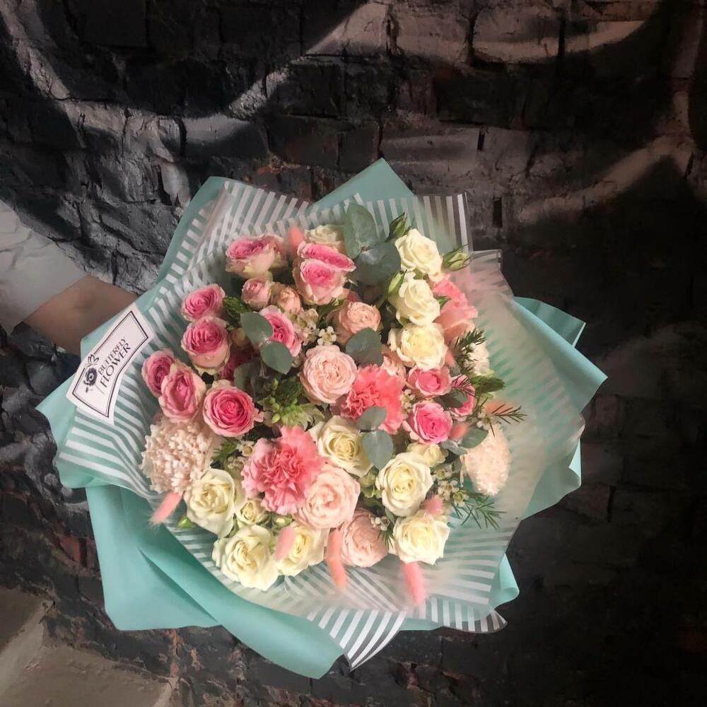 Букет из диантусов, ваксфлауэра, эвкалипта, кустовых роз, орнитогалума, лагуруса, эвкалипта и кустовых пионовидных роз 