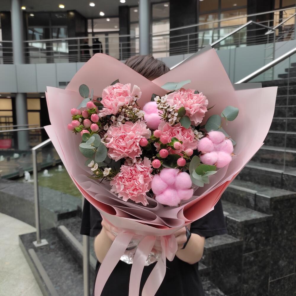 Букет из гвоздики, хлопка и гиперикума