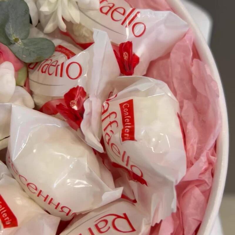 Композиция в коробке из белой кустовой хризантемы, кустовой розы и рафаэлло